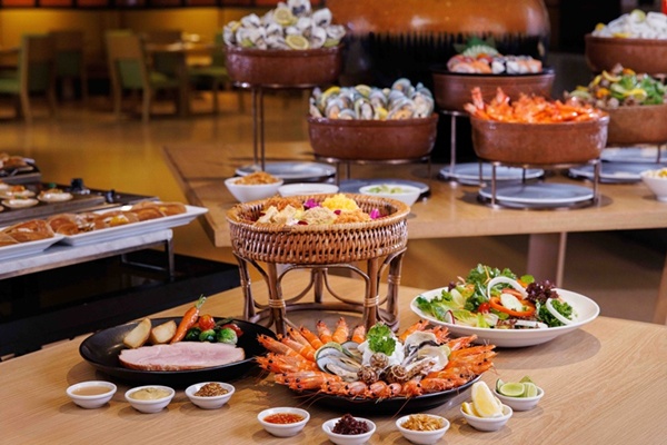 บุฟเฟ่ต์มื้อกลางวันวันอาทิตย์สำหรับครอบครัวและกลุ่มเพื่อน ที่ ห้องอาหารจินเจอร์