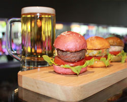เบียร์และเบอร์เกอร์หลังเลิกงาน...ที่ดีเลาจน์และเบียร์การ์เด้นท์ โรงแรมโนโวเทล กรุงเทพ เพลินจิต สุขุม