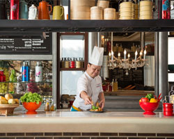 สังสรรค์วันหยุดสุดสัปดาห์ อิ่มอร่อยสุดคุ้มแบบไม่อั้นกับ บุฟเฟต์อาหารไทยมื้อค่ำ แบบฉบับโฮเต็ล อินดิโก