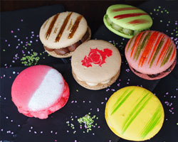 บอกรักคำโตๆ กับมาการองหอมหวาน  ที่ห้องอาหารสการ์เล็ต โรงแรมพูลแมน กรุงเทพ จี (สีลม)