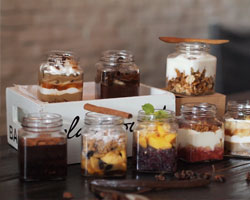 ขนมหวานในขวดแก้วสุดมุ้งมิ้งที่เพลย์กราวด์ บาร์ โรงแรมพูลแมน กรุงเทพ จี (สีลม)