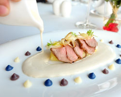 'Art on Plate' ไวน์ดินเนอร์ฝรั่งเศสที่ลา วู