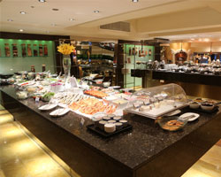 ฉลอง 33 ปี บุฟเฟ่ต์มื้อค่ำ 33 บาท ที่ห้องอาหารฟีสท์ โรงแรมรอยัล ออคิด เชอราตัน 