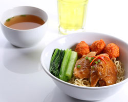 ฮ่องกง คาเฟ่ นำเสนอชุดเมนูสุดคุ้ม บะหมี่ไก่ซีอิ๊วกับลูกชิ้นปลาแซลมอน เพียง 179 บาท