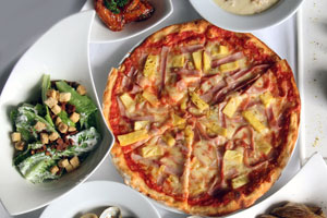 พิซซ่าคอมโบสไตล์อิตาเลียน ณ ห้องอาหารจิออร์จิโอ  โรงแรมรอยัล ออคิด เชอราตัน