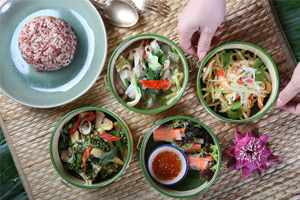 ชุดอาหารปิ่นโต ณ ห้องอาหารไทยธาราทอง โรงแรมรอยัล ออคิด เชอราตัน