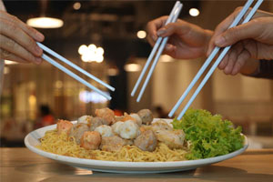 สีฟ้าจัดเมนู รวมฮิตความอร่อยของบะหมี่แห้งราชวงศ์ไซต์บิ๊ก  จัดเสิร์ฟพร้อมเป็ดย่างหมูแดง  